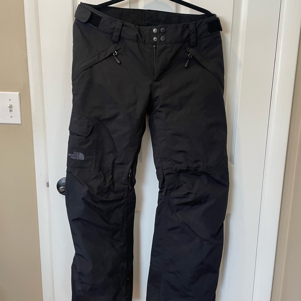 Woman’s north face snow pants med.